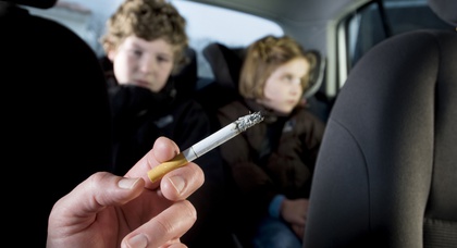 Англичанам запретили курение в салоне машин при детях