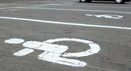 Рада одобрила в первом чтении ужесточение ответственности за парковку на местах для людей с ограниченными возможностями