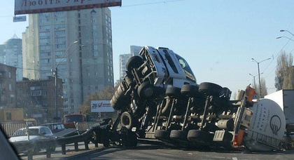 В Киеве перевернулась автоцистерна и перегородила три полосы на проспекте Победы (фото)