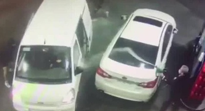 Водитель предотвратил угон автомобиля, облив нападавших бензином из пистолета