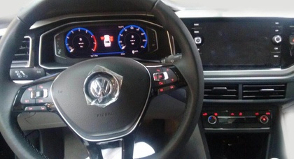 Седан Volkswagen Polo: первые шпионские фото новинки