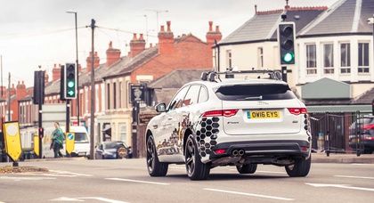 Автомобили Jaguar Land Rover научили общаться со светофорами
