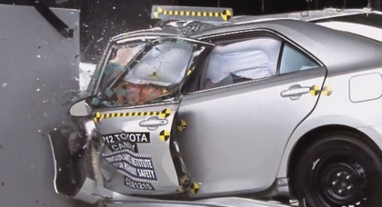 Американская Toyota Camry провалила новый краш-тест (видео)