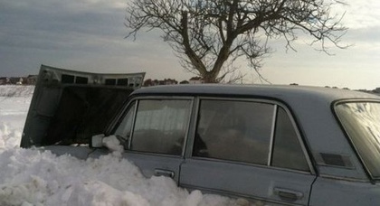 На трассе в Одесской области мародёры разграбили десятки авто