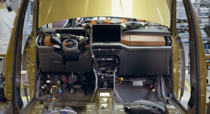 Škoda показала установку передней панели Kodiaq на заводе