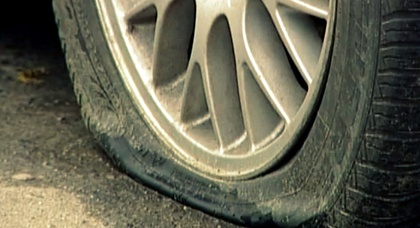 В Киеве прокалывают шины! (обновлено видео)