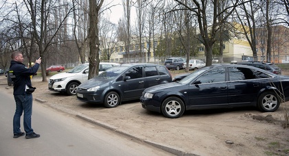 Парковочная инспекция Киева начала штрафовать за стоянку на газонах во дворах