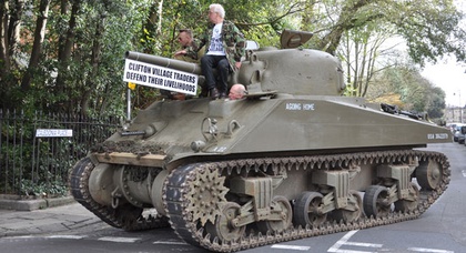 Протестуя против правил парковки, британцы вывели на улицы танк  