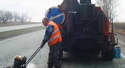 В Укравтодоре сказали, что 3 тыс. км дорог ямочный ремонт уже не поможет