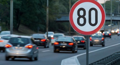 В Киеве начали устанавливать знаки ограничения скорости 80 км/ч