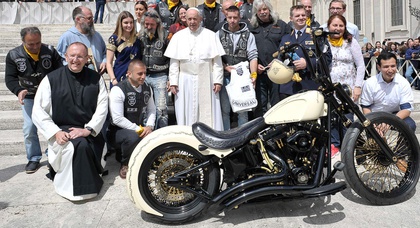 Harley-Davidson с автографом Папы Римского ушел с молотка