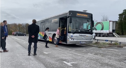 В Швеции на шоссе с зарядкой в движении выпустили электробусы