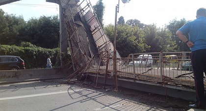 На улице Электриков в Киеве упал мост