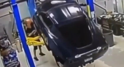 Chevrolet Corvette уронили с подъемника на сервисе — видео