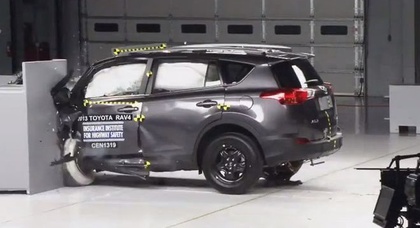 Toyota RAV-4 провалила новый вид краш-теста (видео)