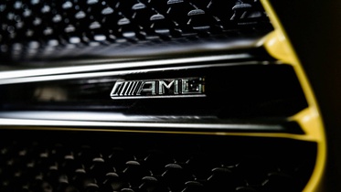 Mercedes-AMG показала первые тизеры хэтчбека A35 