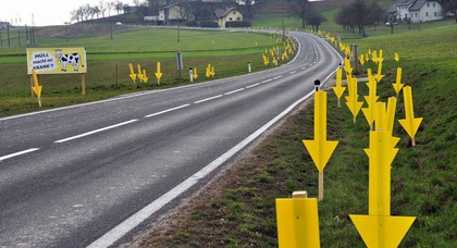Австрийцы отучивают водителей мусорить на дорогах огромными указателями