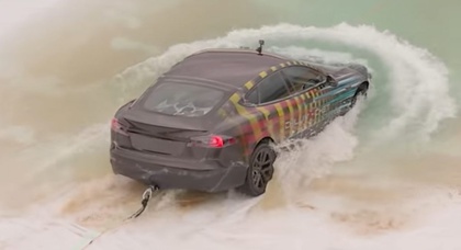 Видео: на Tesla Model S попытались проехать по дну бассейна с водой