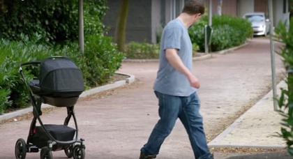 Volkswagen показал детскую коляску с автопилотом (видео)