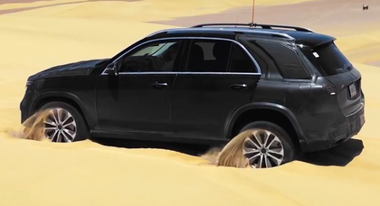 Новый Mercedes-Benz GLE научили выбираться из песка раскачиванием