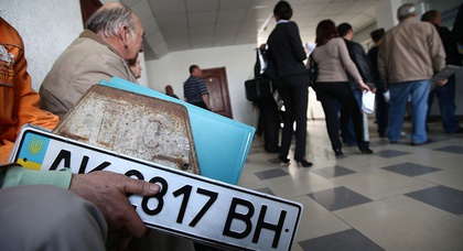 В Крыму продлили действие украинских номерных знаков