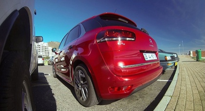 Citroen научился парковаться без водителя в автомобиле (видео)