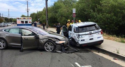 Электрокар Tesla Model S протаранил полицейский автомобиль 