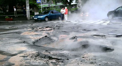 В центре Киева провалился асфальт (фото и видео)