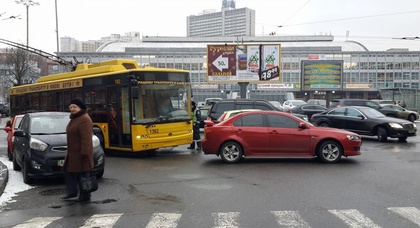 Припаркованные автомобили стали причиной 60% нарушений графика движения троллейбусов в Киеве