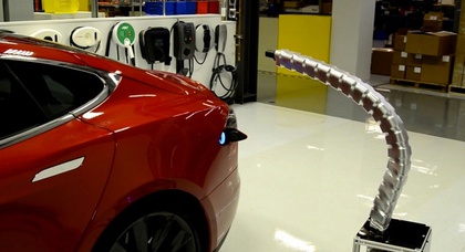 Tesla показала зарядку, которая как змея подключается к электромобилю