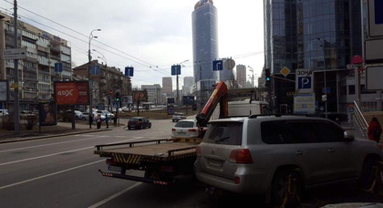 В Киеве коммунальные эвакуаторы начали увозить на штрафплощадки автомобили нарушителей ПДД