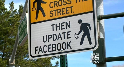 В Калифорнии создали дорожные знаки для любителей Facebook