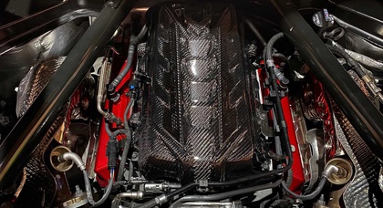 Chevrolet Corvette C8 оснастили карбоновой крышкой двигателя 