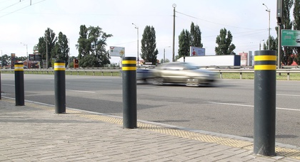 В Киеве установили первую систему защиты автобусных остановок от тарана автомобилем