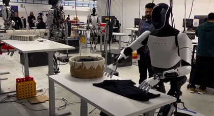 Робот-гуманоид Tesla Optimus Gen 2 научился складывать футболку