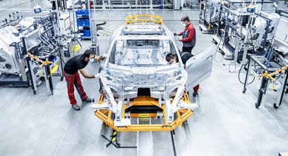 Серийный Audi e-tron GT представят вместе с RS-версией