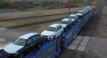 Новые BMW поехали в Украину из Германии на поездах