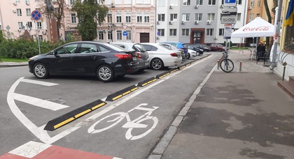 В Киеве применили необычный способ разделения парковки и велополосы