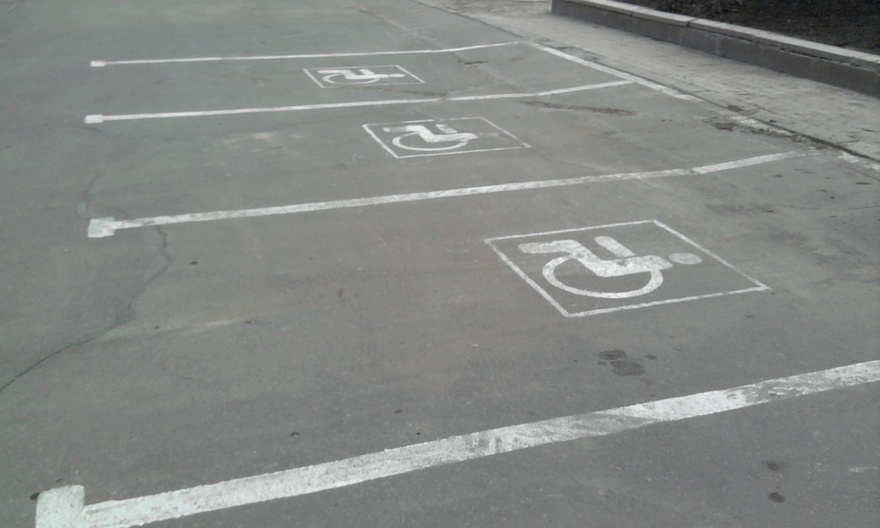 Президент подписал закон увеличивающий штрафы за парковку на местах для инвалидов