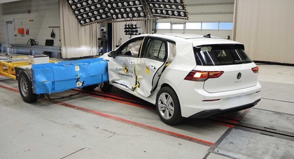 Во время краш-тестов Euro NCAP у Volkswagen Golf распахнулась задняя пассажирская дверь  