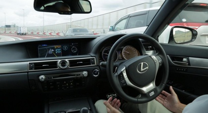 Lexus GS научили ездить и перестраиваться на трассе без водителя