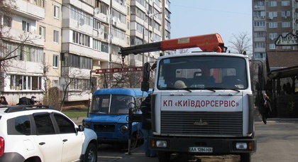 В Киеве брошенные автомобили начали перемещать на свалки