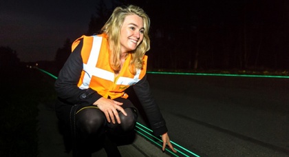 В Нидерландах открыто шоссе со светящейся разметкой