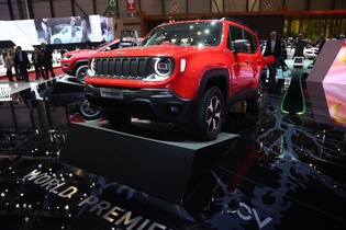 Кроссоверы Jeep Renegade и Compass теперь можно зарядить от розетки 