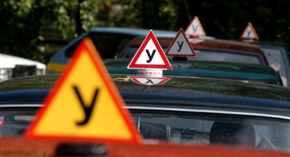 Принят новый стандарт обозначения автомобилей, которые используются для обучения вождению