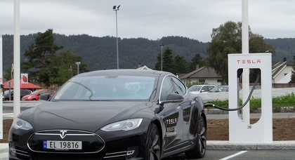 Электромобиль Tesla Model S почти пережил удар молнии (видео)