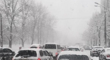 Снегопад в Киеве — ГАИ запретила грузовикам въезжать в город