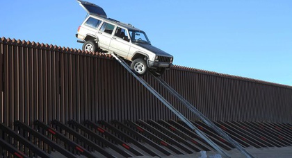 Jeep Cherokee застрял на заборе на границе США с Мексикой (видео)