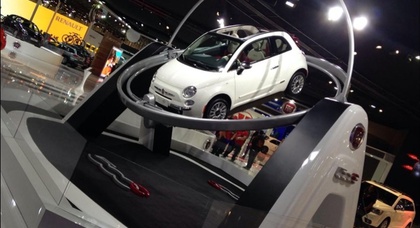 Fiat 500C уничтожил выставочный стенд на автошоу в Сан-Паулу