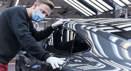 Audi показала производство еще не представленного электромобиля e-tron GT